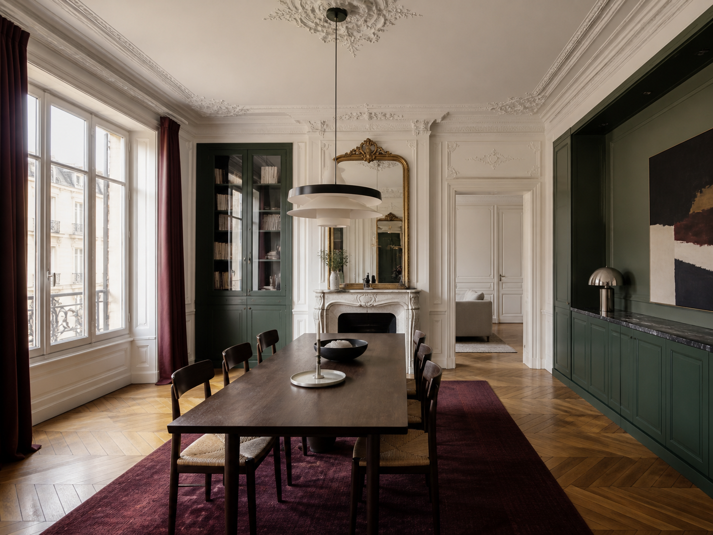 Salle à manger restaurée avec menuiseries vertes